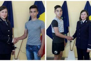 FOTO Dovadă de spirit civic pentru doi tineri din Ighiu, care au predat un telefon găsit pe stradă. Poliţia: Felicitări părinţilor şi dascălilor pentru educaţie