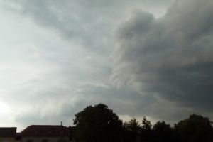 Atenţie pe unde mergeţi în a doua zi de Rusalii. Meteorologii anunţă din nou furtuni în Bihor!