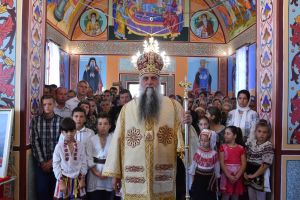 Înaltpreasfinţitul Varsanufie: „odată cu sfinţirea locaşului închinat lui Dumnezeu, are loc şi sfinţirea sufletelor noastre”