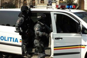 Descinderi în Satu Mare! Aproape o tonă de produse pentru protecţia plantelor, confiscate de poliţişti