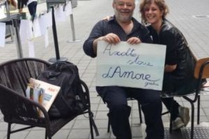 Bărbatul care ADUNĂ poveşti de iubire ale trecătorilor: „Confesionalul” lui Salvino Sagone