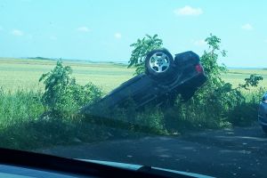 Accident lângă Cauaceu: O maşină a ajuns în şanţ cu roţile-n sus