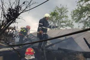 Locuinţă în flăcări, în localitatea Puranii de Jos