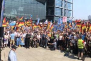 Mii de germani au PROTESTAT în Berlin  împotriva „CRIMINALEI” Angela Merkel