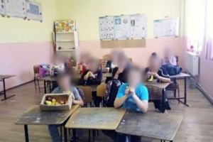 Scene umilitoare la scoala! Elevi puşi să mimeze că mănâncă fructe pentru o şedinţă foto. Copiii au poftit la mere dar n-au fost lasati sa guste, pentru ca fructele trebuiau duse si la alte clase
