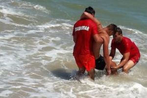 Turist înecat la Eforie Nord. Valuri mari şi vânt puternic pe plajele de pe litoral 


