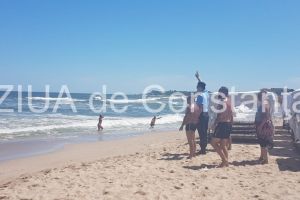 Barbat, atentionat de un jandarm sa iasa din valuri! Este arborat steagul rosu (galerie foto)