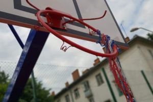 Teren de sport vandalizat în cartierul Teilor