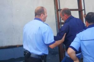 Ameninţa că se aruncă de pe spital