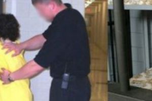 În timpul procesului, un gardian a trebuit să-şi arate organele sexuale pentru a proba acuzaţiile