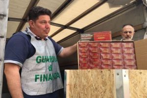 O tonă de ţigări de contrabandă, ambalate la Târgovişte, au fost descoperite de carabinierii italieni