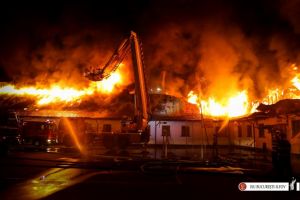 Imagini impresionante. O scoala din Buicuresti a fost mistuita de flacari. Patru ore au luptat pompierii cu focul (fotoreportaj)