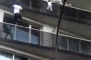 VIDEO viral. S-a căţărat până la etajul 4 al unui bloc pentru a salva un copil atârnat de balcon! (VIDEO)