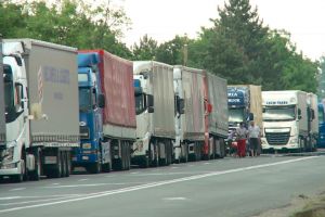 Trafic infernal în Vama Petea! Camioanele au de aşteptat peste două ore