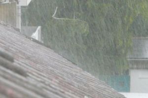 PLOI PUTERNICE şi GRINDINĂ în mai multe judeţe din România! Meteorologii au emis COD PORTOCALIU. Natura se DEZLĂNȚUIE