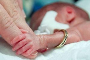 În România contează unde te naşti, ca să poţi trăi: Unul din zece copii născuţi prematur are nevoie de intervenţie medicală de urgenţă pentru a supravieţui