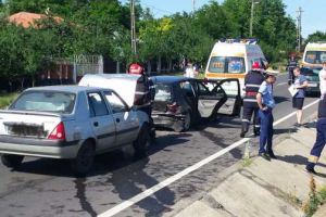 Trei masini implicate intr-un accident rutier, la Vitanesti