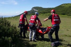 Patru persoane blocate in zona Piatra Secuiului, ajutate sa coboare de salvamontisti. Cei patru au vrut sa salveze un catel