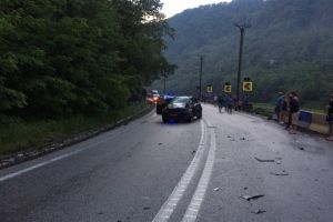 Trafic blocat pe Valea Oltului la Brezoi. Un TIR a derapat pe contrasens