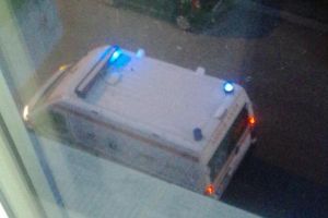FOTO – Bărbat mort după ce a căzut pe scări într-un bloc din Valea Aurie