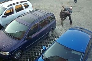 Poliţiştii anchetează o bătaie care a avut loc în stradă