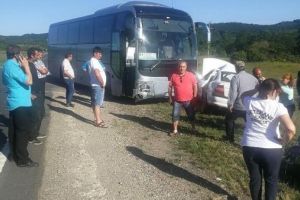 Trei persoane rănite în urma unui accident între un autocar şi o maşină, la Perşani
