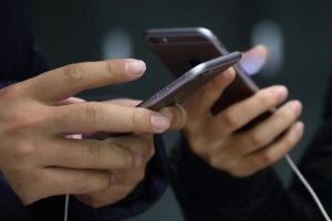 Recomandările poliţiştilor la instalarea pe telefonul mobil a diverselor aplicaţii. Atenţie la e-mailurile care solicită date personale