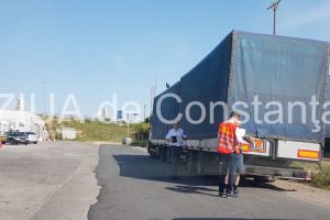 Autocamioanele inmatriculate in afara Romaniei, verificate in inspectorii ANAF Constanta in port (galerie foto)