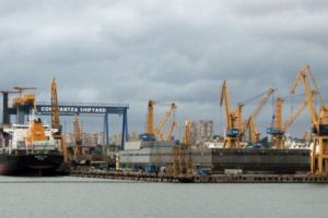 
Descinderi ANAF în portul Portul Constanţa Sud-Agigea. Sunt verificate importurile de îmbrăcăminte, încălţăminte, textile, legume, fructe, jucării, dulciuri, electronice
