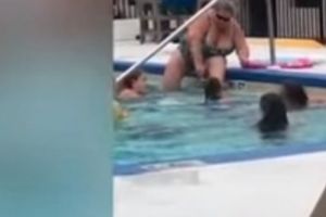 Imagini uimitoare. Ce facea o femeie la piscină