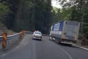 De pe Facebook: Masina a Politiei, surprinsa in timp ce depaseste un tir pe linie continua, in Pasul Gutai (VIDEO)