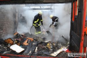 Garaj din comuna Șona, cuprins de flăcări. Pompierii, chemaţi să intervină