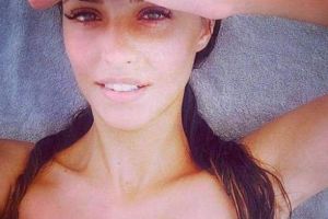 APARIŢIE INCENDIARĂ a Antoniei. DOAR ÎN SUTIEN şi... Concurenţa din showbiz obligă la STRATEGII INDECENTE