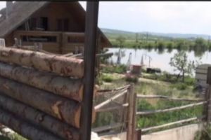 Scandal la Rotbav, unde un proprietar de teren a intrat cu buldozerul pe malul lacului