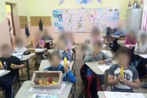 2400 de elevi vor primi fructe de la CJD! Sperăm că nu doar pentru poze, precum cei din Bacău