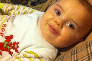 Un bebeluş a murit după ce a fost lăsat singur în scaunul de masă si a ramas cu capul prins intre tavita si masa