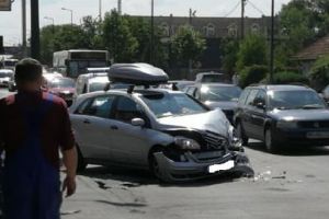 Coliziune cu trei răniţi, pe strada Gheorghe Doja