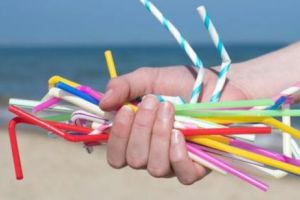 UE vrea să interzică materiale plastice de unică folosinţă, cum ar fi paiele de băut din pahare sau sticlele pentru apă