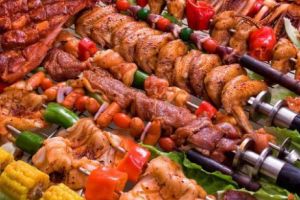 Vară, soare, iarbă verde, mâncare bună, prieteni, muzică şi voie bună. Iată reţeta perfectă pentru o dupa-amiază extraordinară in Bucureşti