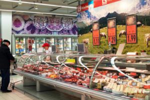 Angajata Kaufland va „zbura” pe mătura cu care a întors pâinea