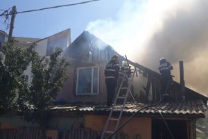 Incendiu la o casă din Viişoara (FOTO)
