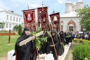 Sute de pelerini, în rugăciune la Mănăstirea Pasărea