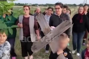 Imagini şocante în România! Un copil, plimbat cu o cruce de lemn kilometri întregi/ VIDEO SOCANT