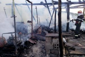FOTOGALERIE. Misiune dificilă a pompierilor! Casă distrusă într-un incendiu violent