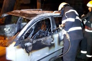 FOTOGALERIE. Maşină făcută scrum pe o stradă din municipiul Satu Mare