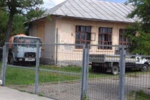 SCANDALOS. Un copil de 7 ani a fost bătut şi batjocorit de 5 minori. Ce l-au obligat să facă