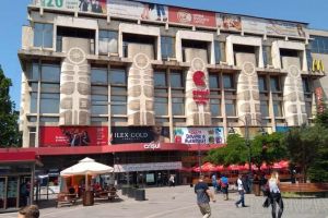 Crişul în întinerire: Din iniţiativa noilor proprietari, Crişul Shopping Center din Oradea îşi schimbă înfăţişarea (FOTO)