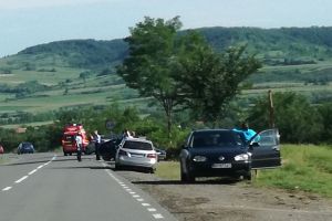 Accident în lanţ la Sâmbăta: O şoferiţă neatentă a izbit cu maşina un alt autoturism, care a ricoşat într-un microbuz cu 15 copii (FOTO)