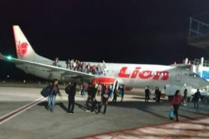 PANICĂ la bordul unui avion! Zece călători au fost  răniţi după o alarmă falsă cu bombă(VIDEO)