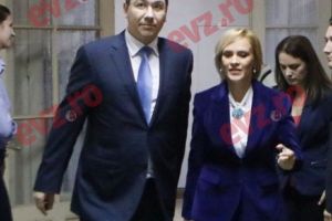 Povestea  BOTEZULUI care a pornit RĂZBOIUL între Firea şi Ponta. Un PERSONAJ-CHEIE face lumină. „Ne TÂRĂȘTE într-o RĂFUIALĂ PERSONALĂ”